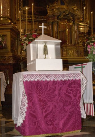 Una de las reliquias de su cuerpo, una ampolla con su sangre, llegó hasta la catedral italiana de Ravello, donde ya en el siglo XII se apreciaba el fenómeno de la licuación.